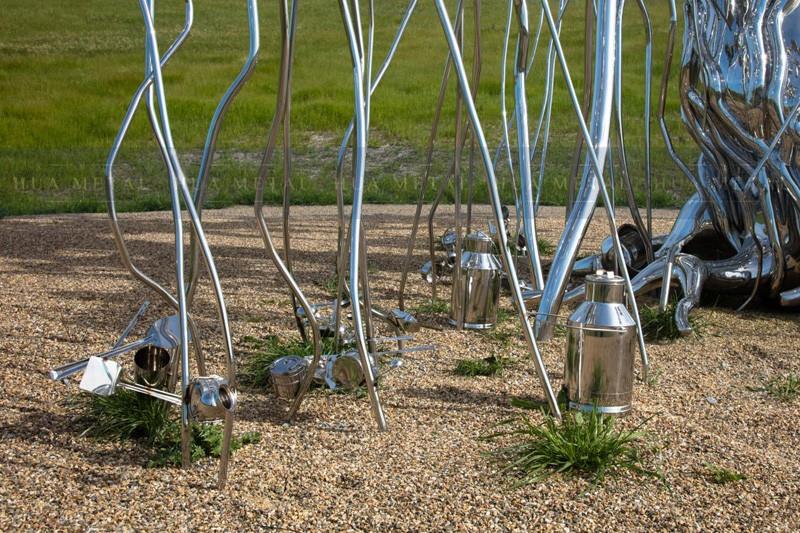 Mirror-polished-stainless-steel-sculpture-design