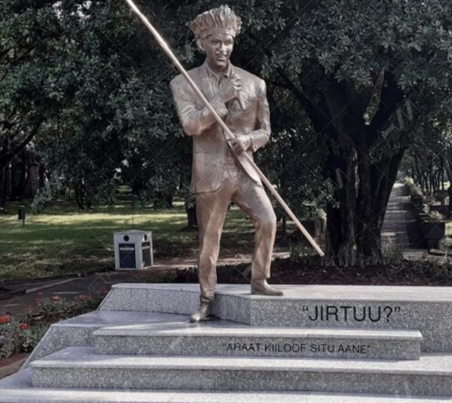 Išlieta bronzinės figūros statula