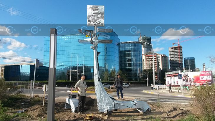 Site Installation-mirror-polished-stainless-steel-signage-sculpture-mirror-steel-city-guide-sculpture