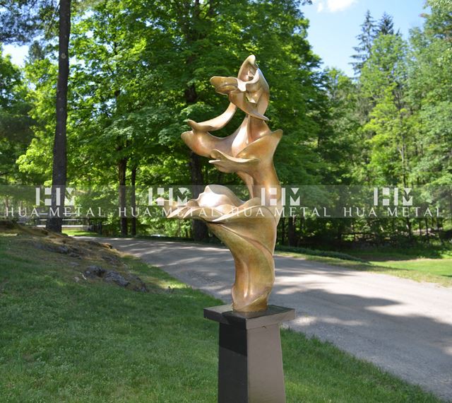 Išlieta bronzinė abstrakčių statula